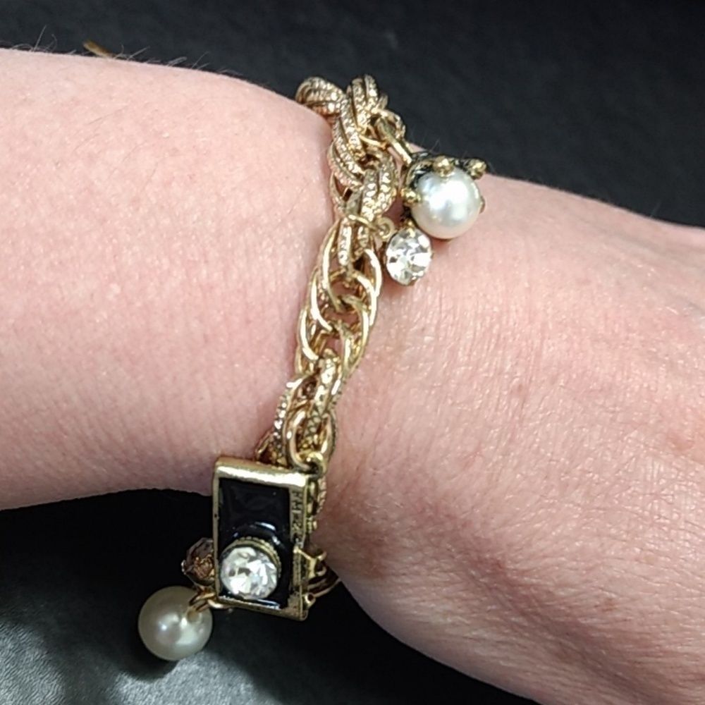 Gold tone charm bracelet travel themed 7"